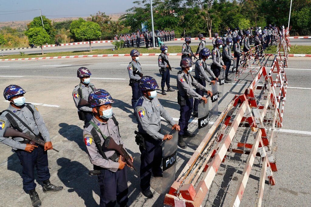 Đường dây điện thoại đến thủ đô Naypyitaw không liên lạc được và các kênh truyền hình của nhà nước cũng đã bị cắt sóng vài giờ trước khi quốc hội họp lần đầu tiên kể từ khi NLD giành được chiến thắng trong cuộc bầu cử vào tháng 11.