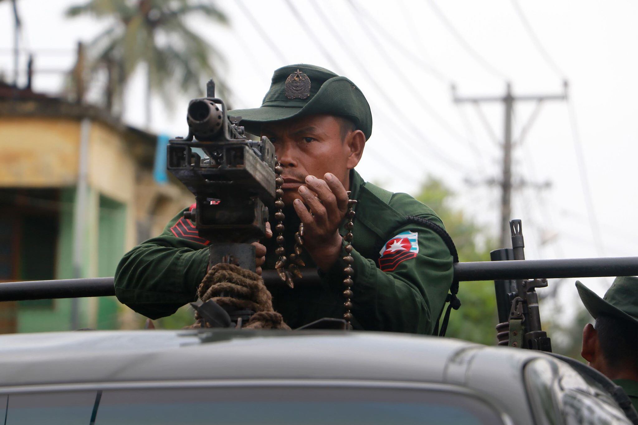 Một binh sỹ Myanmar đứng gác trên khẩu súng máy hạng nặng.