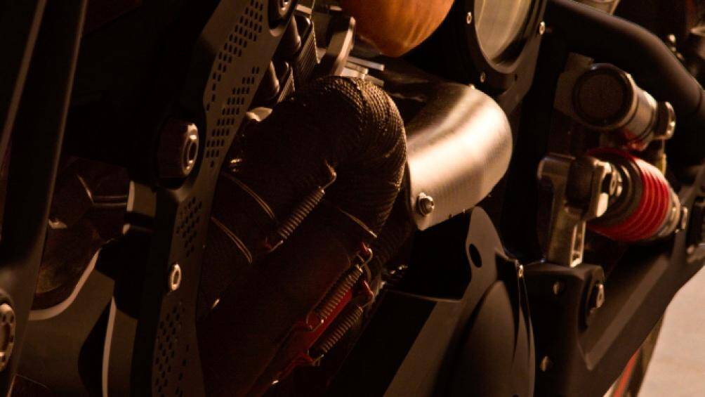 Xe có hệ thống treo trước thiết kế đôi tay kép, giảm xóc đơn phía sau. Vành bánh xe và lốp cỡ lớn, có phanh đĩa carbon