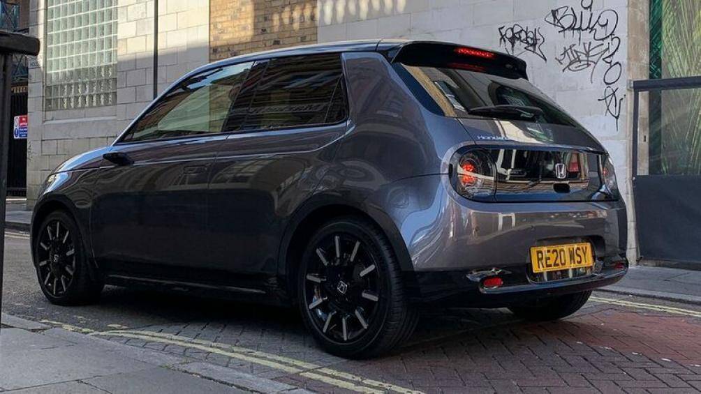 Các tính năng đáng chú ý khác bao gồm tay nắm cửa nằm chìm xuống thân xe, gương chiếu hậu kỹ thuật số và cổng sạc tích hợp vào nắp ca-pô