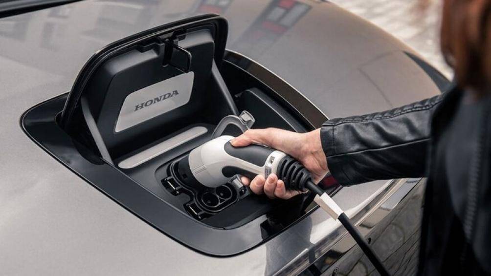 Mẫu xe điện được trang bị một động cơ điện cho công suất 136 mã lực hoặc 154 mã lực. Honda E cần 8 giây để tăng tốc từ 0 – 100 km/h