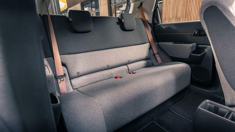 Bên trong, Honda đã sử dụng những chất liệu thường dùng như các ghế ngồi bọc nỉ xước giống ghế sofa trong nhà để ứng dụng cho nội thất xe