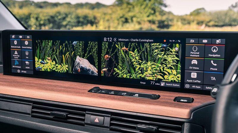 Hai màn hình 6 inch nằm ở 2 góc của mặt táp-lô để hiển thị hình ảnh thu được từ camera bên ngoài và màn hình 8 inch đặt sau vô lăng