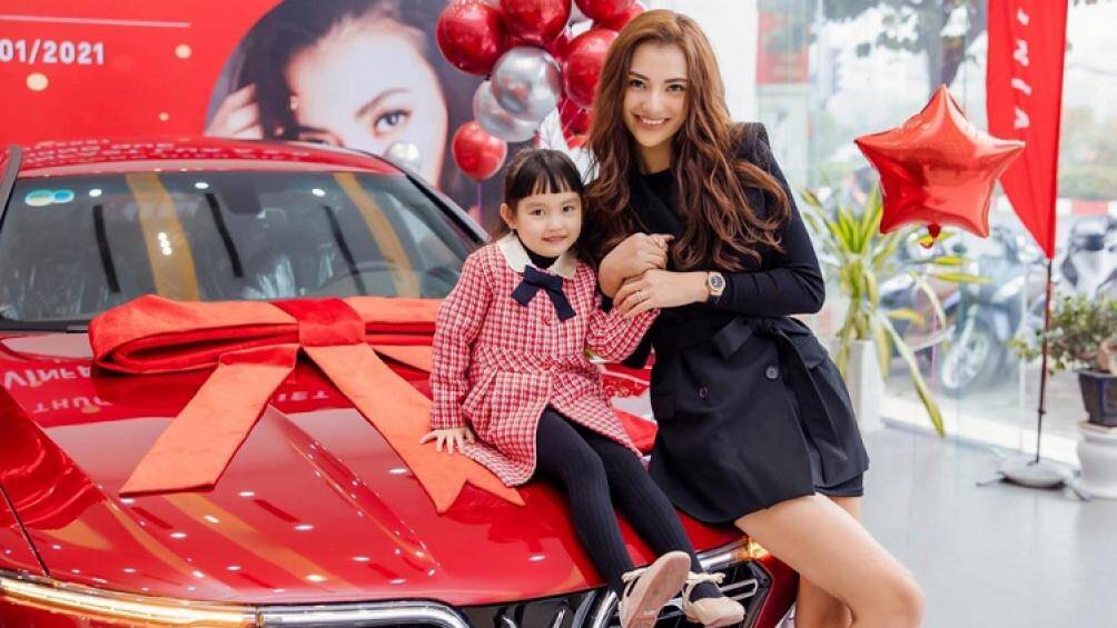 Tại Việt Nam, giá xe VinFast Lux A2.0 Premium như của Hồng Quế có giá niêm yết là 1,131 tỷ đồng (đã bao gồm VAT)