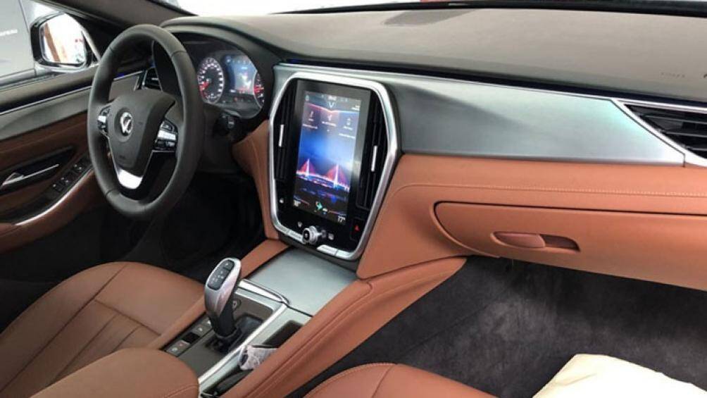 Bên trong xe là không gian nội thất bọc da Nappa sang trọng với bàn đạp bằng thép không gỉ và hệ thống đèn viền nội thất