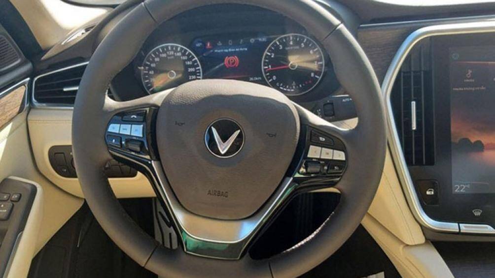 Ngoài ra, chiếc VinFast Lux A2.0 của siêu mẫu này còn được trang bị ghế lái chỉnh điện 12 hướng