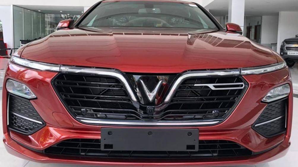 Vô lăng 3 chấu thể thao bọc da, bảng đồng hồ analog kết hợp với màn hình màu đa thông tin, màn hình thông tin giải trí dạng cảm ứng cỡ lớn