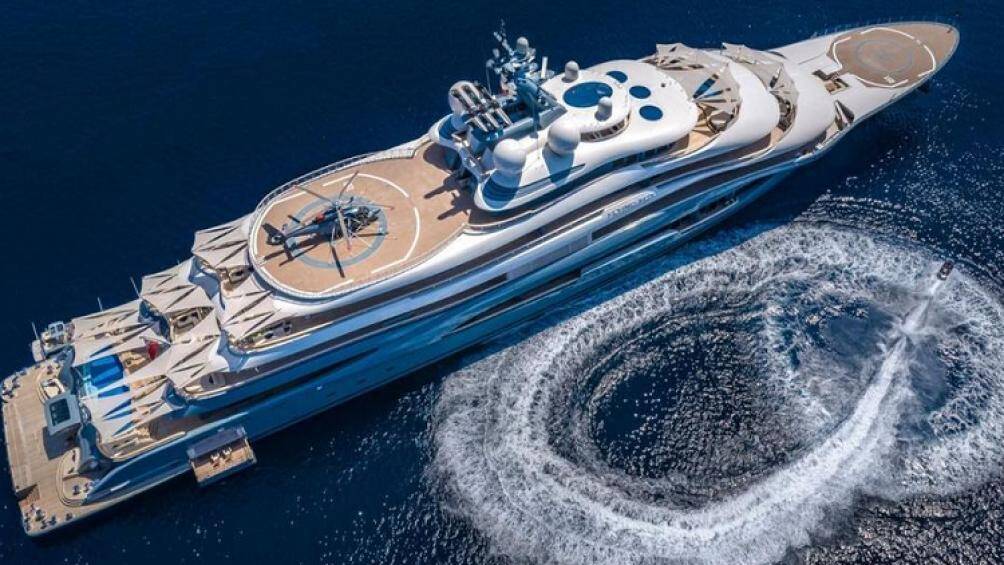 Vì vậy việc sở hữu trong tay siêu du thuyền với trị giá hơn 400 triệu USD (tương đương 9.200 tỷ đồng) là chuyện dễ dàng với ông