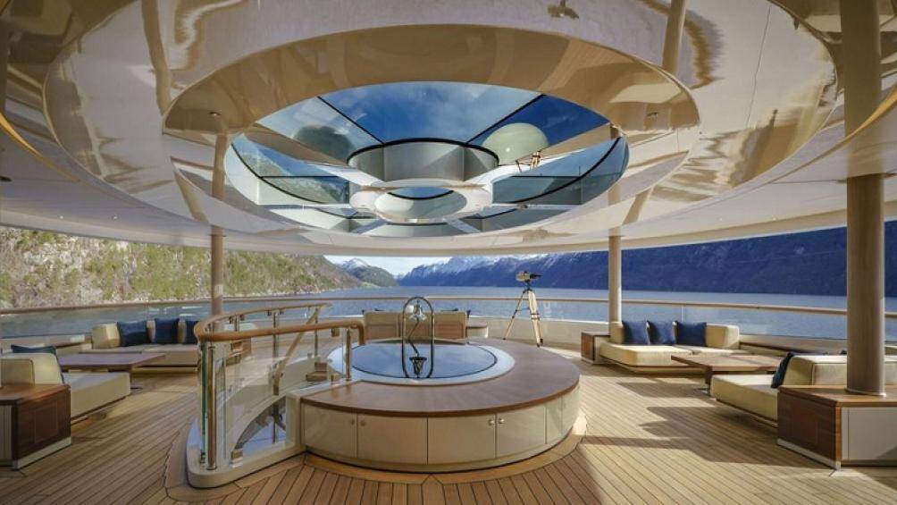 Lürssen The Flying Fox có tổng cộng 36 khoang cabin với 11 phòng VIP