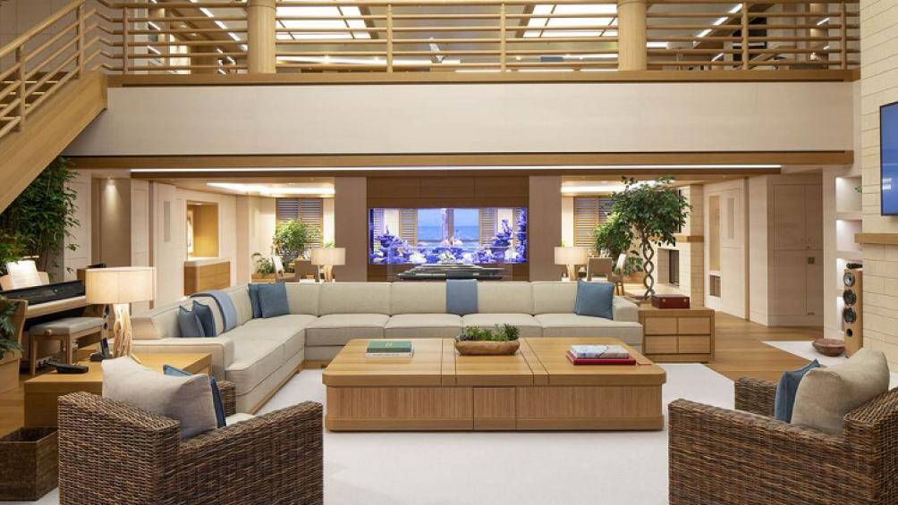 Lürssen The Flying Fox vẫn thường được ví như một "resort 6 sao trên biển" với rạp chiếu phim, phòng spa 2 tầng, phòng gym, bể bơi nước nóng...