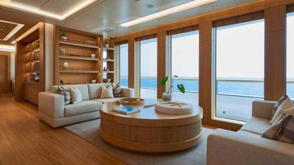 Đặc biệt du thuyền này còn sở hữu 2 sàn đỗ trực thăng trên boong thuyền và rất nhiều trang bị hiện đại