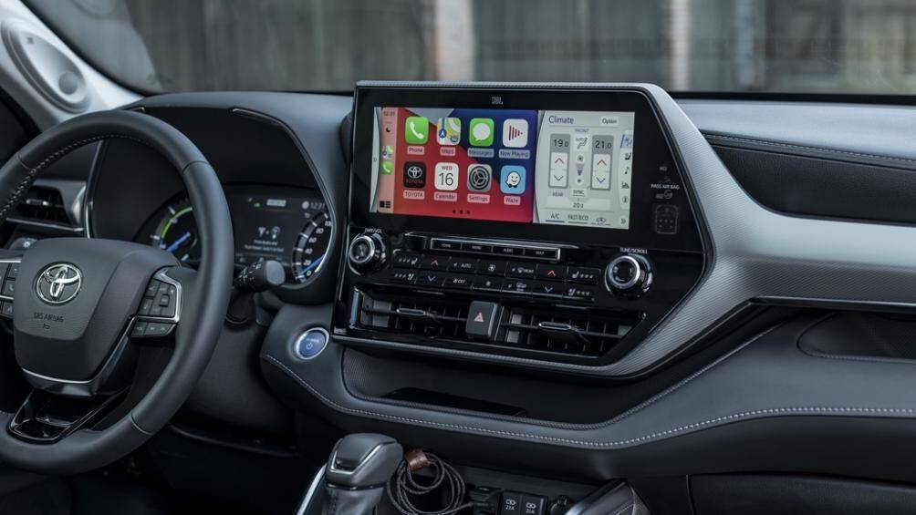 Phiên bản tiêu chuẩn của Highlander có bảng đồng hồ kỹ thuật số 7 inch, màn hình thông tin giải trí 8 inch, gói an toàn Toyota Safety Sense