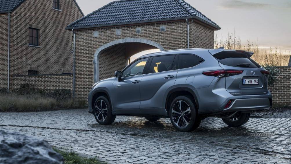 Phiên bản cao cấp hơn được trang bị hệ thống đèn LED projector tích hợp rửa đèn, mâm hợp kim 20 inch, cốp mở điện, đèn nền màu xanh