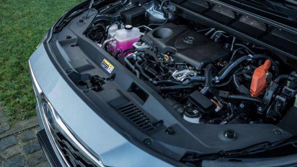 Năng lượng điện được dự trữ trong gói pin Nickel-Metal Hydride đặt phía dưới hàng ghế thứ 2