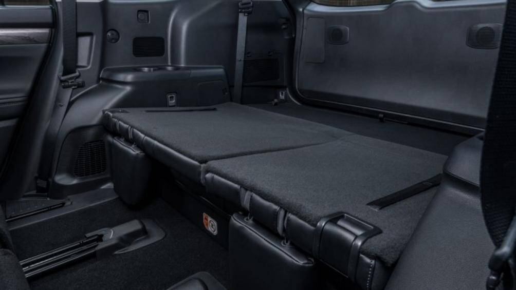 Động cơ hybrid trên Highlander 2021 cho ra công suất 244 mã lực, giúp xe tăng tốc 0-100 km/h trong 8,3 giây và có vận tốc tối đa 180 km/h