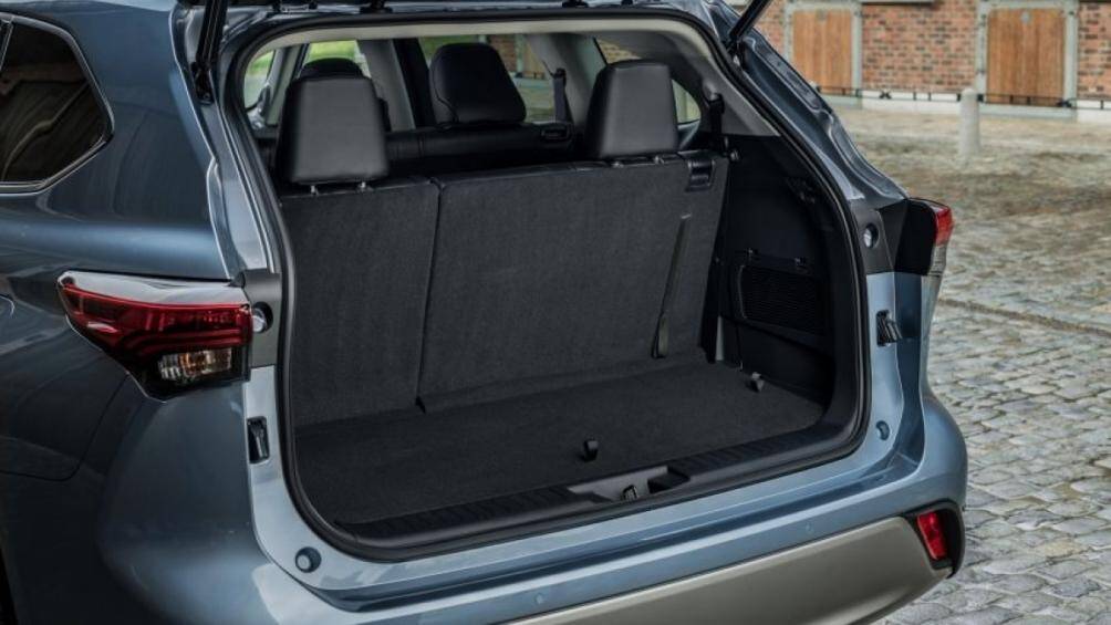 Khoang hành lý có dung tích tiêu chuẩn khoảng 660 lít và có thể mở rộng đến 1.900 lít nếu gập hàng ghế thứ 2 và thứ 3