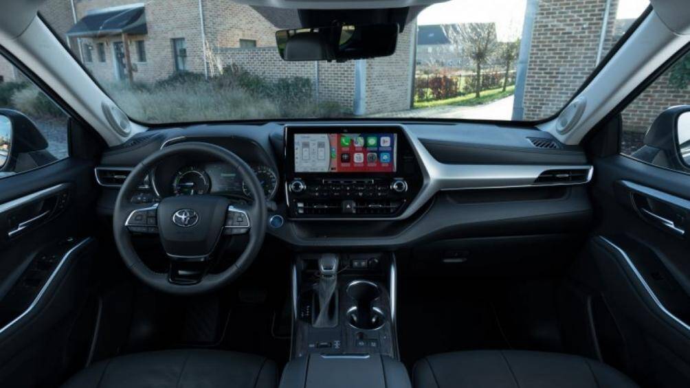 Highlander 2021 có các chế độ lái Eco, Normal, Sport và Trail, có thể hoạt động trong chế độ thuần điện với vận tốc 125 km/h