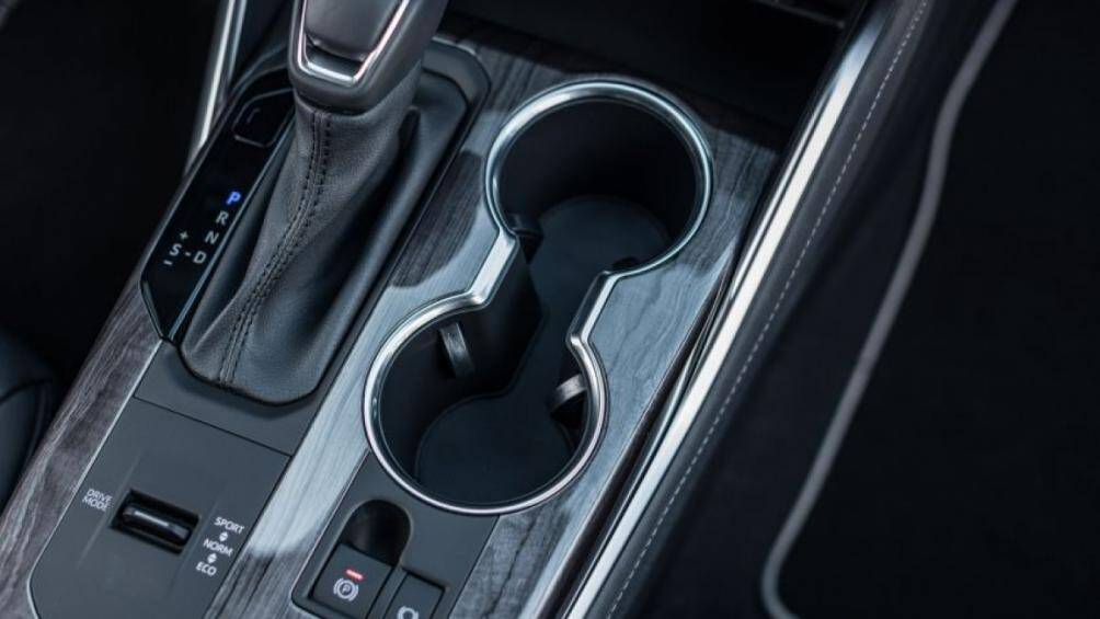 Tất cả phiên bản Highlander 2021 tại châu Âu đều có khóa thông minh, đèn LED, điều hòa không khí 3 vùng, ghế sưởi, sạc điện thoại không dây