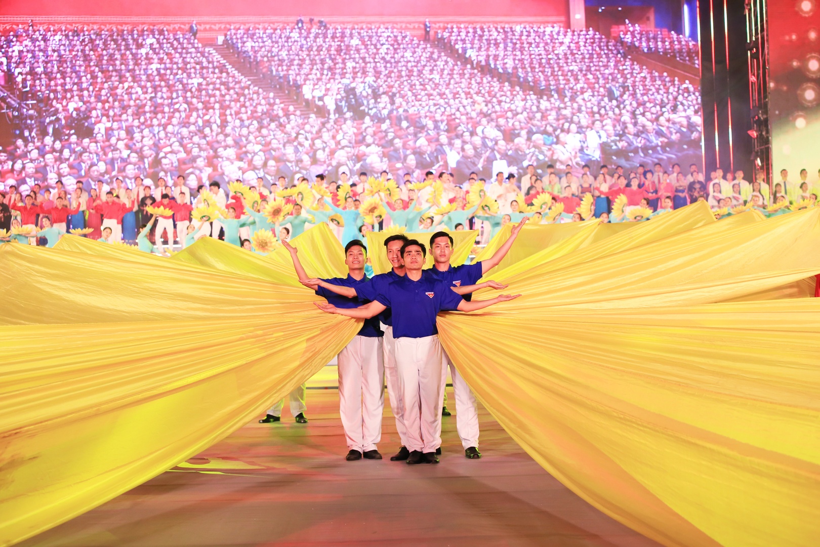 Chương trình lấy chủ đề “Khát vọng - Tỏa sáng” nói lên những khát vọng phồn vinh, thịnh vượng và tỏa sáng của dân tộc