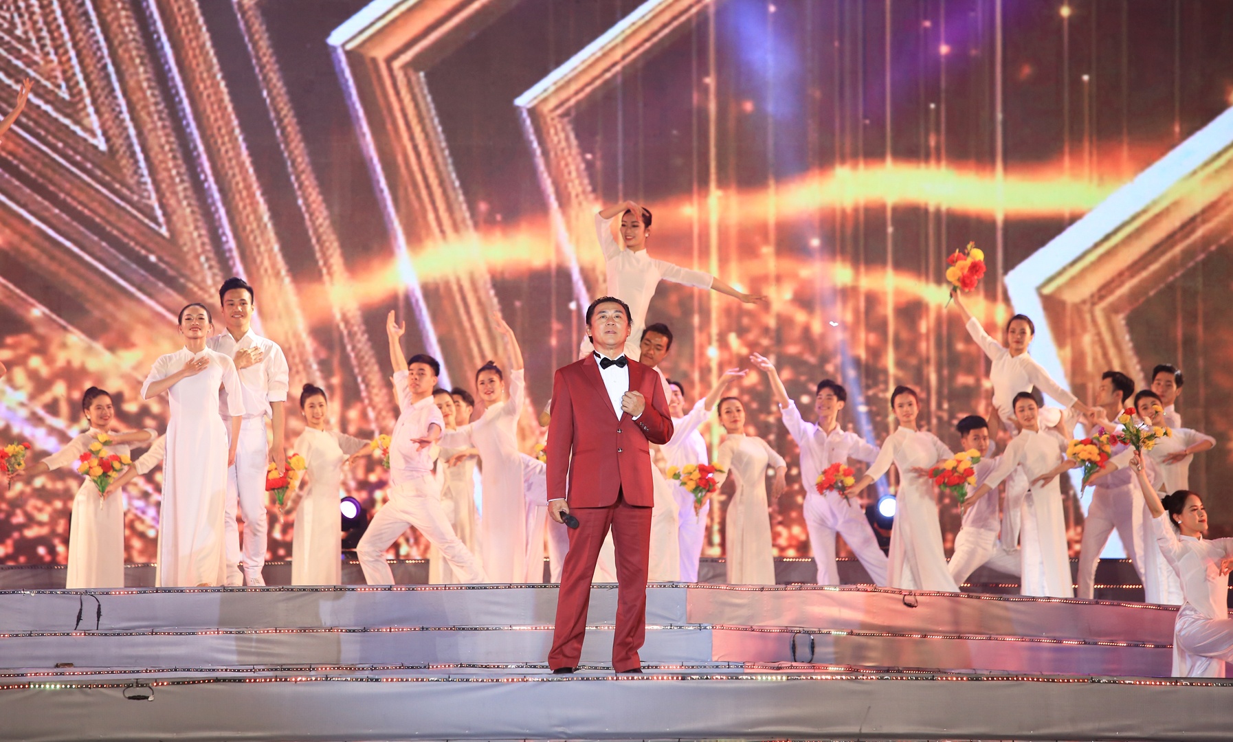 NSND Tạ Minh Tâm trong tiết mục "Ca ngợi Hồ Chủ Tich"