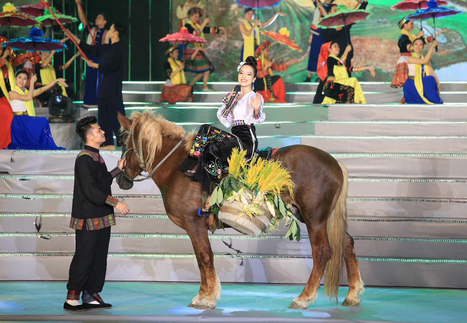 Trong chương 2, "Những mùa hoa dâng Đảng" mang tới nhiều nét văn hóa ở các vùng miền trên cả nước, từ vùng Tây Bắc với các dân tộc anh em