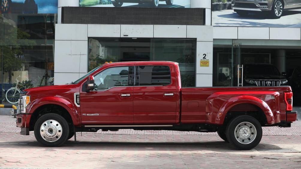 Mới đây, đại gia hoa Lan Bình Phước đã tậu chiếc siêu bán tải 6 bánh Ford F-450 Limited Super Duty với giá bán lên tới hơn 6 tỷ đồng