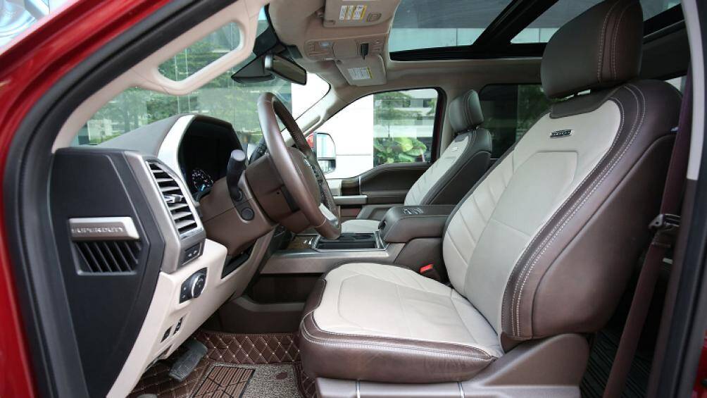 Các trang bị tiện ích của xe là hàng loạt công nghệ hiện đại như đèn Full-LED, camera 360 độ, hệ thống giải trí SYNC mới nhất