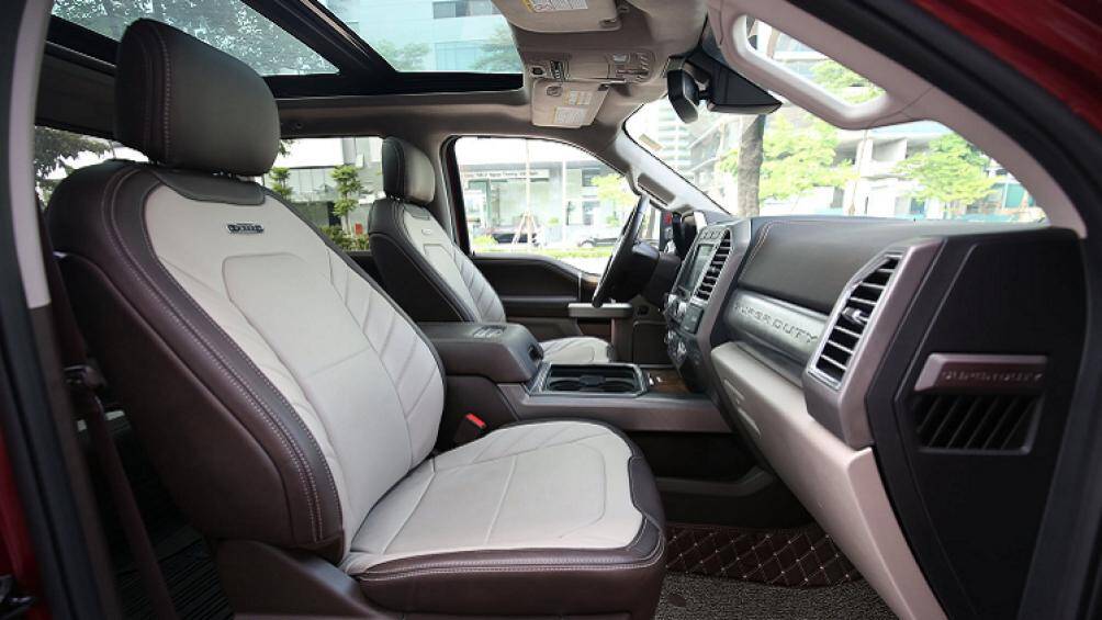 Ford F-450 Limited sử dụng khối động cơ dầu 6.7L tăng áp, sản sinh công suất 450 mã lực, đi kèm hộp số 6 cấp