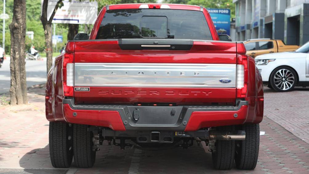 Các chi tiết như mặt ca-lăng, hệ thống đèn chiếu sáng trước/sau hay mâm xe, phuộc... của xe đều có kích thước rất lớn