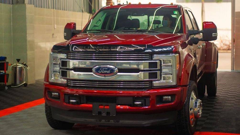 Ở phần ngoại hình, Ford F-450 Limited Super Duty mang phong cách thiết kế hầm hố và to lớn đặc trưng