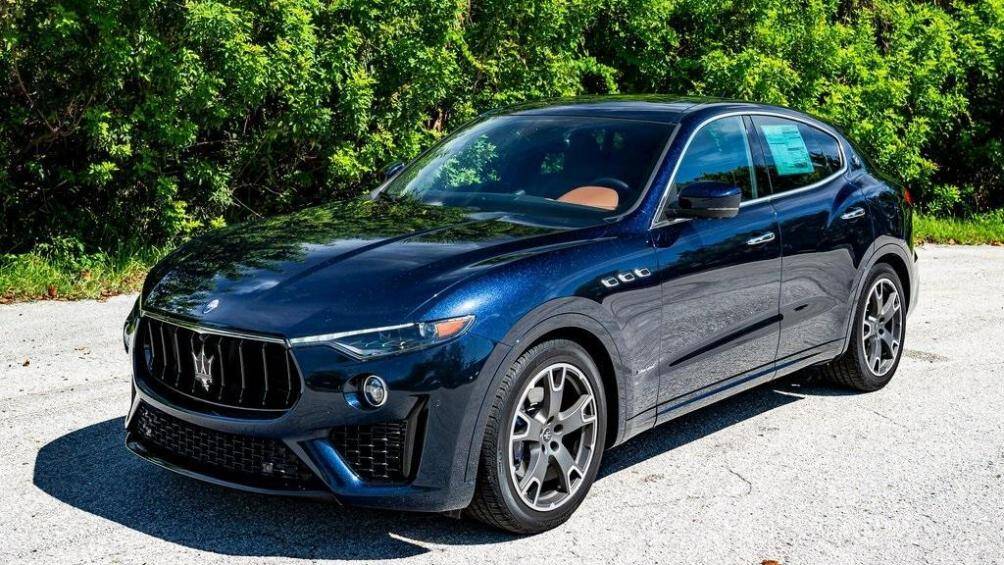Maserati Levante S GranSport 2021 có ngoại thất được sơn ba lớp cầu kỳ, chiếc trong bài được hoàn thiện trong màu xanh dương Blue Nobile