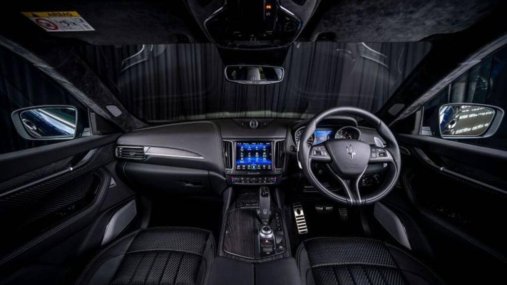 Phần còn lại của cabin xe hầu như được giữ nguyên như Levante S 2021 bao gồm màn hình TFT 7 inch ở cụm công cụ đo