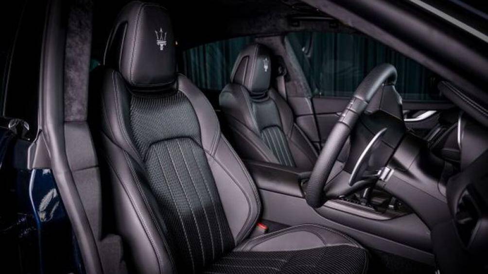 Hệ thống thông tin giải trí Maserati Touch Control Plus 8.4 inch hỗ trợ Apple CarPlay và Android Auto, dàn âm thanh vòm Bowers & Wilkins