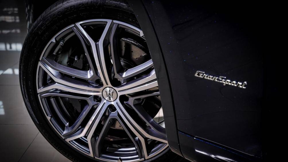 Tiếp theo, chiếc SUV mạnh mẽ được trang bị bộ mâm hợp kim Helios 21 inch bóng loáng và kẹp phanh màu đen tương phản