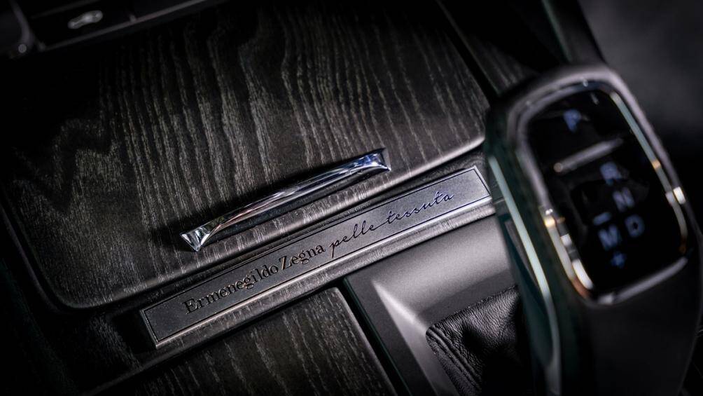 Tiến vào bên trong, Levante S GranSport 2021 sở hữu nội thất Pelletessuta màu đen độc đáo kèm các chi tiết trang trí bằng gỗ Radica cao cấp