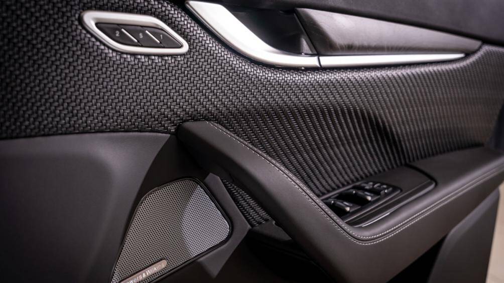 Kèm theo đó là một loạt hệ thống hỗ trợ lái như cảnh báo va chạm, nhận dạng biển báo, camera quan sát xung quanh...