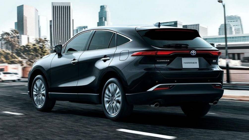 Các chi tiết cũng được làm lại như cụm đèn pha LED mỏng, lưới tản nhiệt lớn hơn, mui xe mềm mại và đèn hậu LED kéo dài hết chiều ngang đuôi