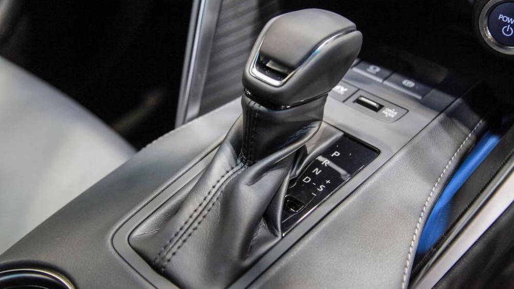 Phiên bản Premium được trang bị thêm: Ghế da, thông khí ghế trước, ghế phụ chỉnh điện 8 hướng và nhớ vị trí cho ghế lái