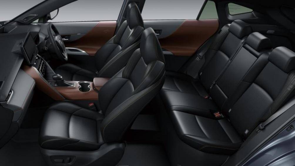 Về nội thất, SUV của Toyota gây ấn tưởng bởi bảng điều khiển trung tâm dạng kim cương, đi kèm bảng táp-lô trang trí với các chi tiết giả da