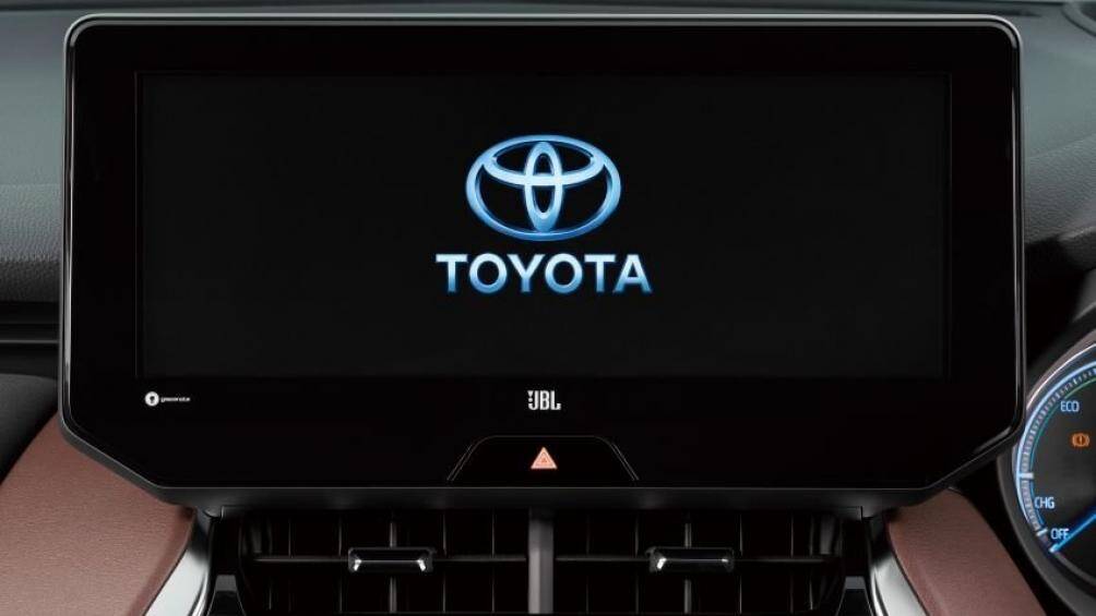 Màn hình giải trí cảm ứng được làm nổi bật có kích thước 8 inch thay vì 12,3 inch như các phiên bản tại Nhật