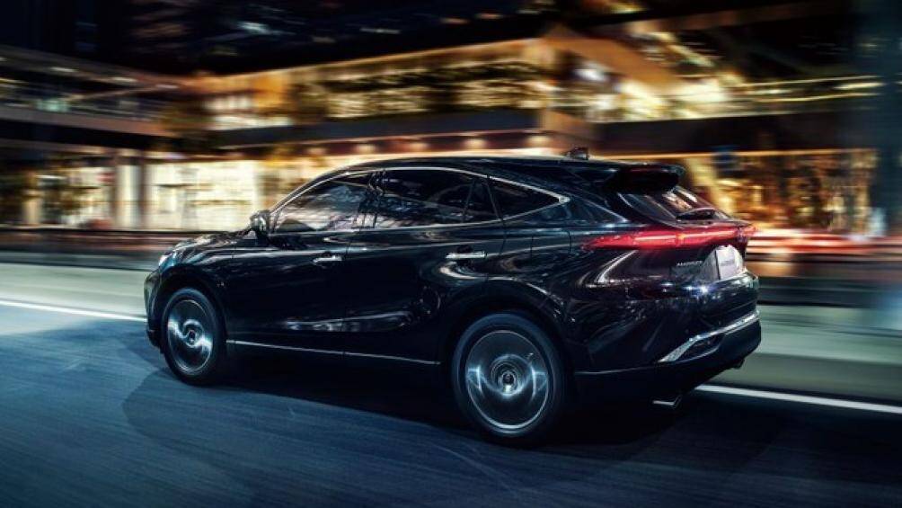 Toyota Harrier tại Singapore có hai tùy chọn động cơ và ba phiên bản khác nhau gồm Elegance, Luxury và Premium