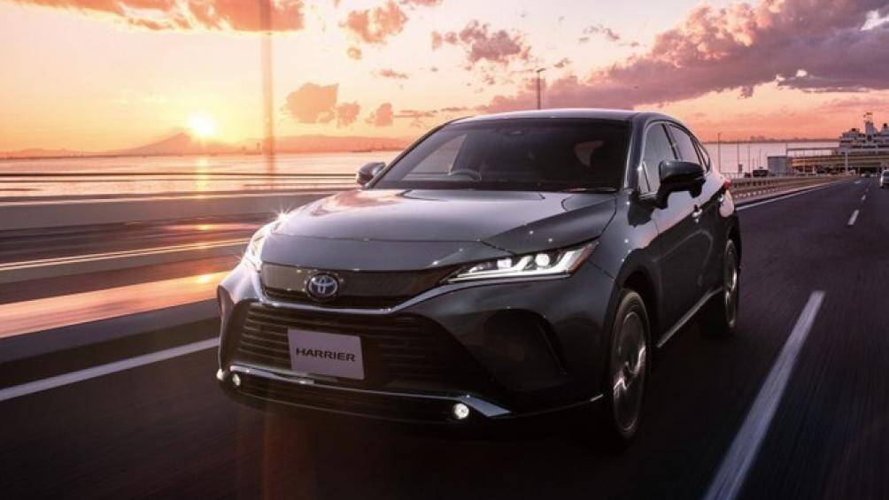 Ngoại thất của Toyota Harrier được thiết kế lớn hơn thế hệ trước nhưng gầm thấp hơn