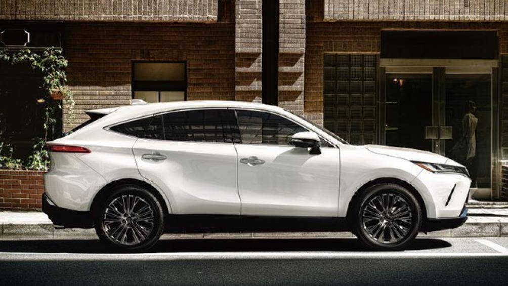 Các phiên bản Premium và Luxury đều được trang bị hệ thống Hybrid gồm một động cơ xăng Dynamic Force 2.5L và mô tơ với tổng công suất 215 mã lực