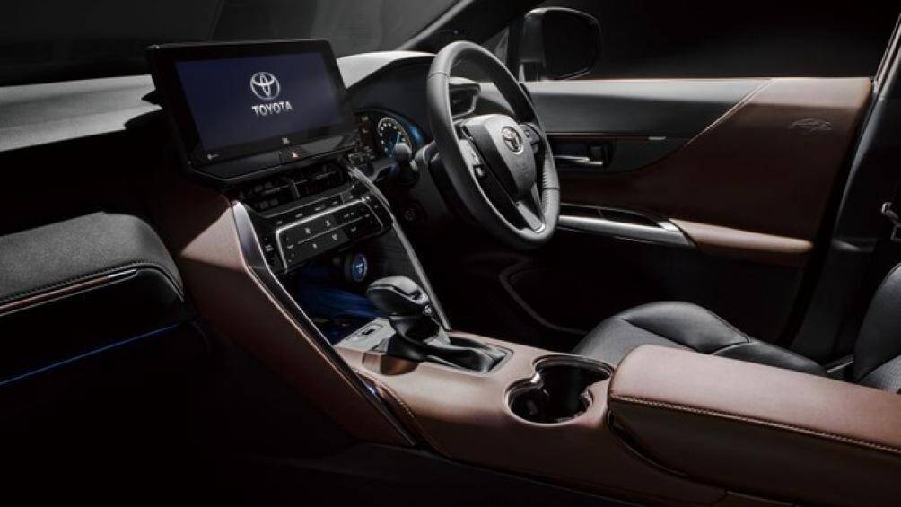 Về an toàn, Toyota Harrier được trang bị tiêu chuẩn: Bảy túi khí, kiểm soát độ bám đường, hệ thống Toyota Safety Sense