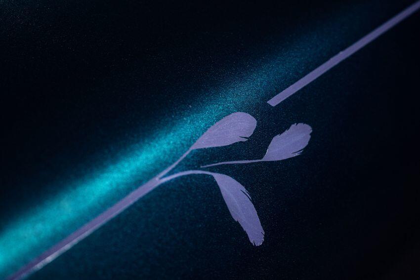 Đường chỉ vẽ bằng tay chạy dọc thân xe có biểu tượng chiếc lông vũ, chất liệu chủ đạo tạo nên điều đặc biệt ở khoang lái.