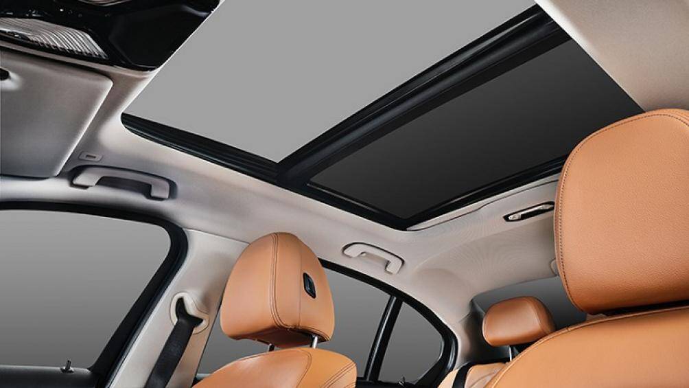 Thêm vào đó là hệ thống thông tin hỗ trợ kết nối không dây, cửa sổ trời Panorama, đèn viền nội thất, hệ thống âm thanh 16 loa