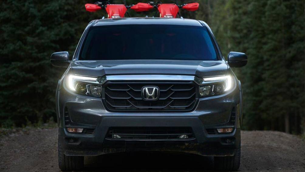 Xe được thiết kế lại với phần đầu hình hộp, lưới tản nhiệt sửa đổi trông hầm hố hơn phiên bản trước