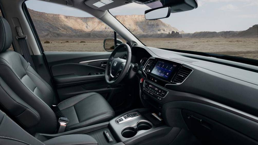 Thay đổi bên trong không có nhiều, đáng chú ý nhất là hệ thống thông tin giải trí được cập nhật với nút điều chỉnh âm lượng vật lý