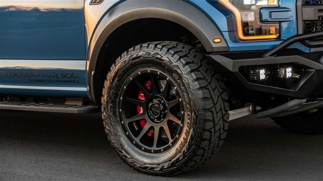 VelociRaptor cũng được trang bị bộ lốp flat có thể hoạt động tốt ở tốc độ 80 km/h, đi kèm với đó là một bộ phanh Brembo nâng cấp