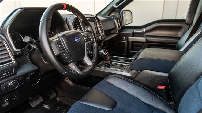 Hennessey VelociRaptor được tích hợp các tính năng bảo mật tiên tiến như hệ thống âm thanh chống tấn công và tay nắm cửa sốc điện